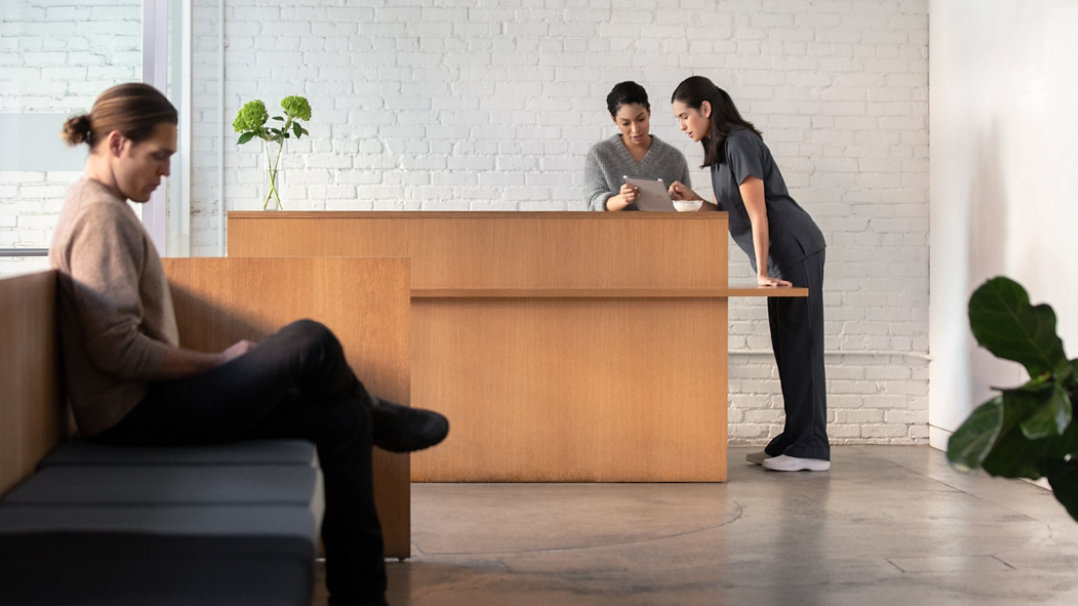 Surface で話し合いをしているイメージ