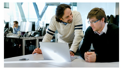 職場で話している二人の男性