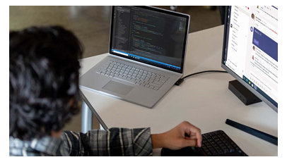 デスクでモニターを見ている男性