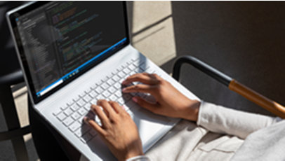 ラップトップに座って作業している人