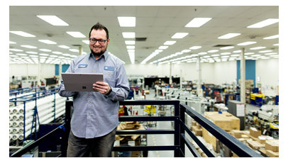 生産ラインでタブレットを使っている男性