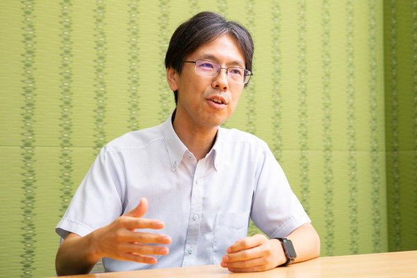 赤間信行氏が解説中