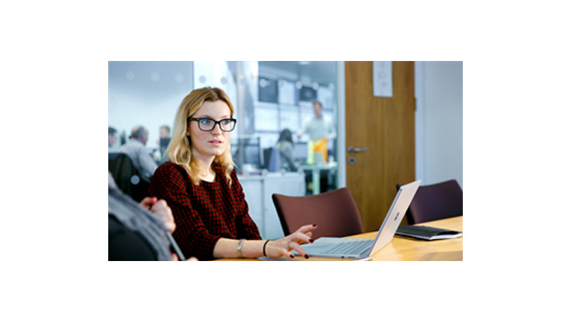 会議に参加する女性