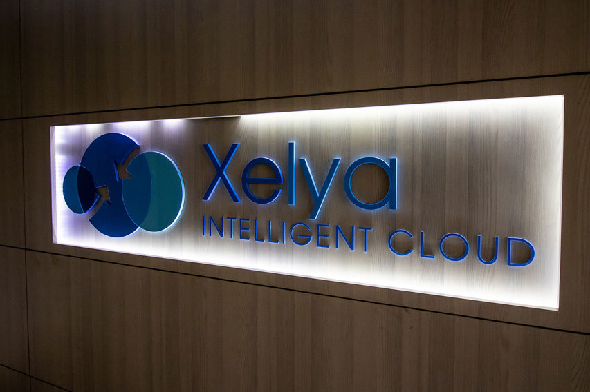  壁に設置された Xelya インテリジェント クラウド サイン