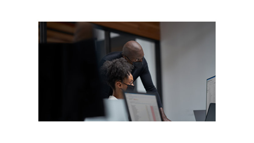  パソコンのモニターを見る男性と女性