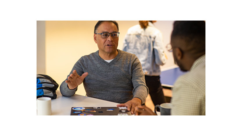 オフィスで話している二人の男性