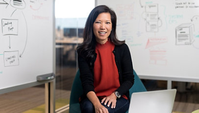 椅子に座って微笑む女性