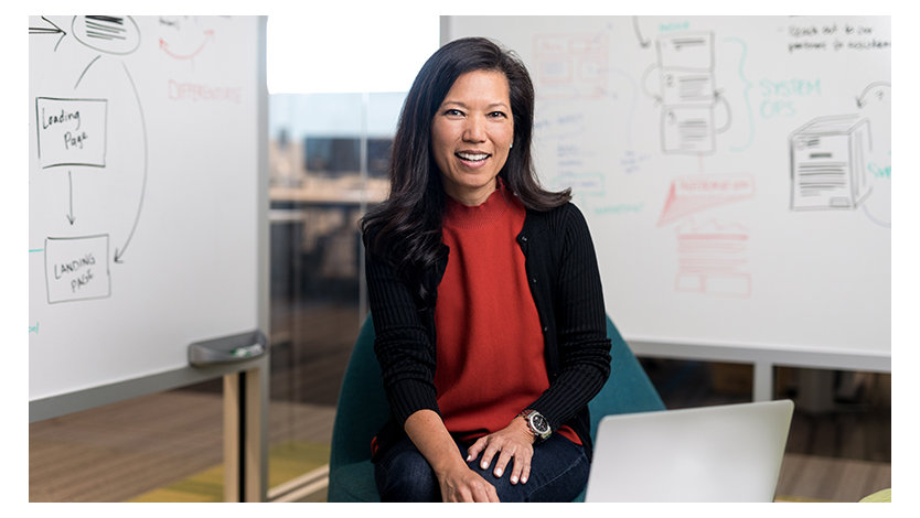 椅子に座って微笑む女性