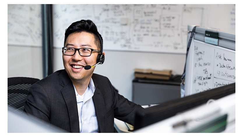 ヘッドセットを装着して微笑む男性