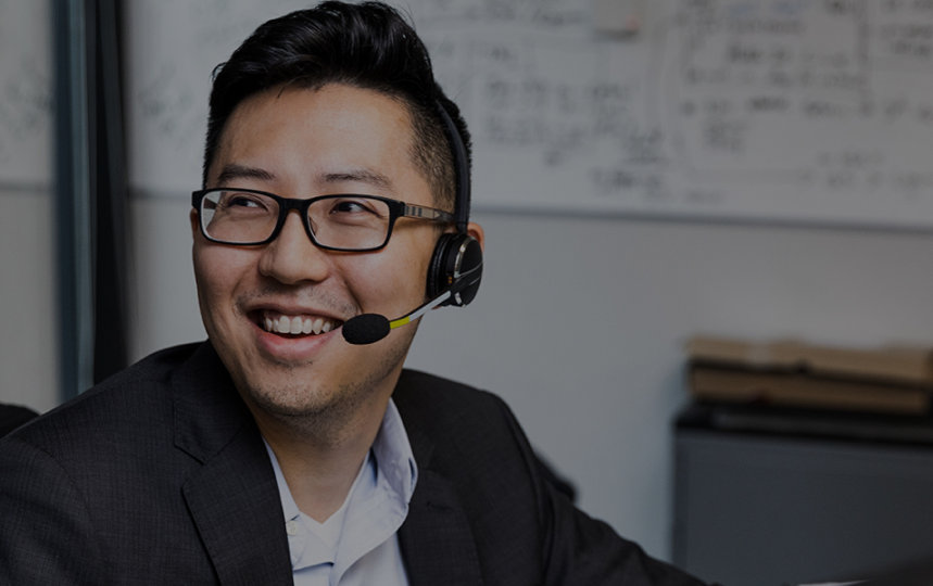 ヘッドセットを装着して微笑む男性