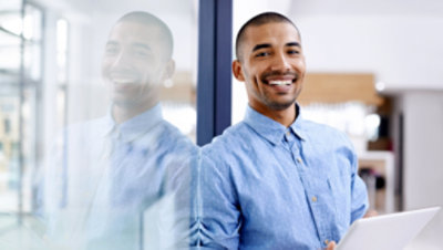 現代のオフィスでデジタルタブレットを使用している若い起業家のショット。