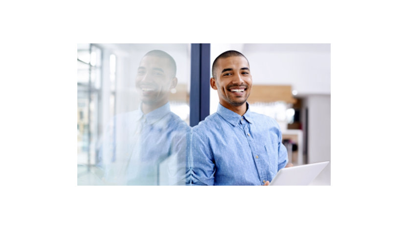 現代のオフィスでデジタルタブレットを使用している若い起業家のショット。