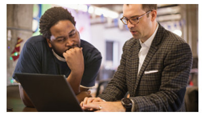  デジタル コンサルティング会社で共同作業する 2 人の IT プロフェッショナル。