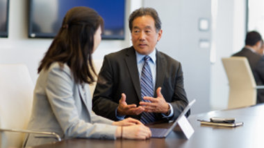 会議室で議論する 2 人の幹部。