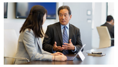 会議室で議論する 2 人の幹部。