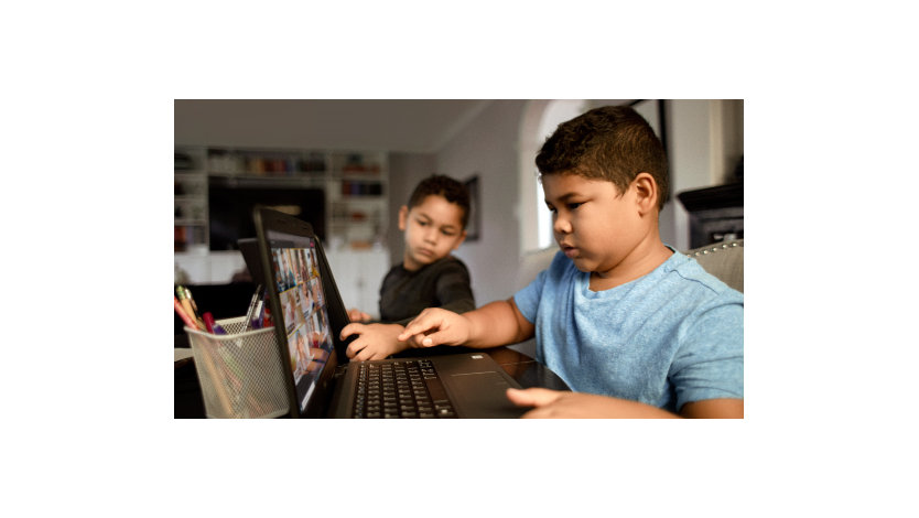 Windows 11 を操作する生徒のイメージ