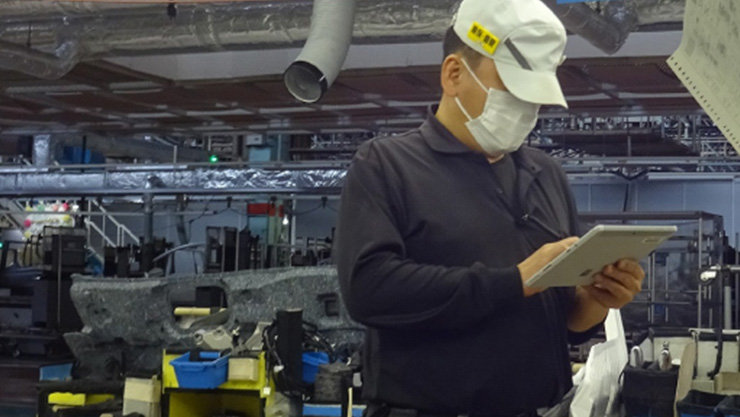 工場でタブレットに取り組んでいる1人の技術者