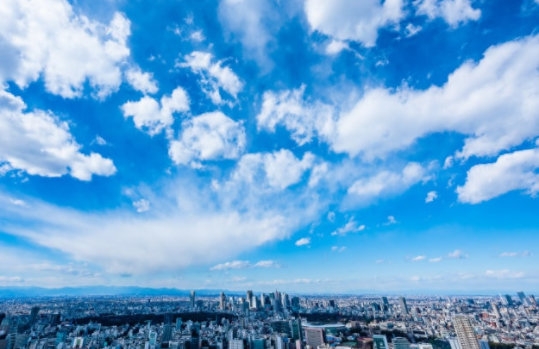 画像：青空と街のイメージ