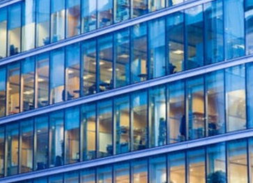 ビル外観 一面窓ガラスのイメージ