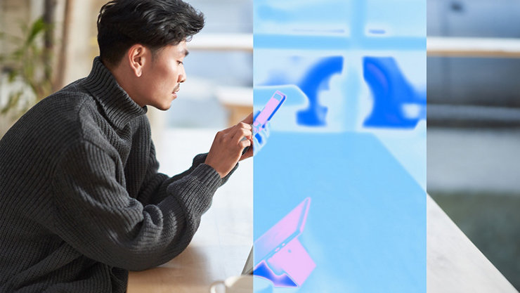 男性がスマートフォンを使用している様子。