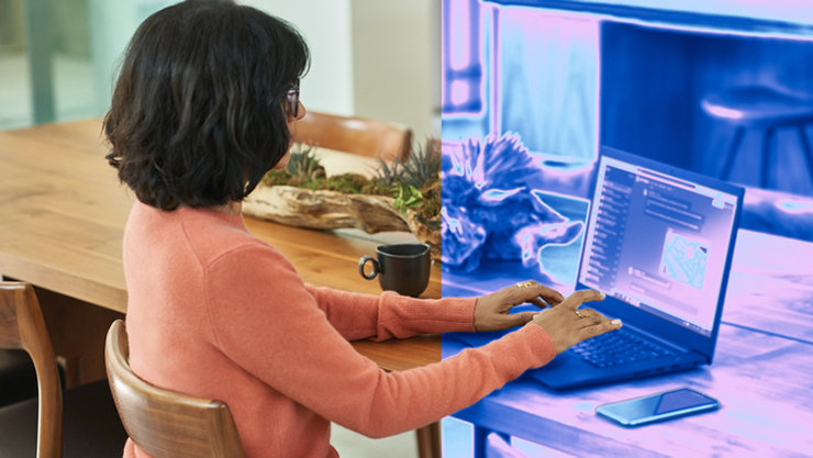 女性が自宅でノートパソコンを使っている様子。