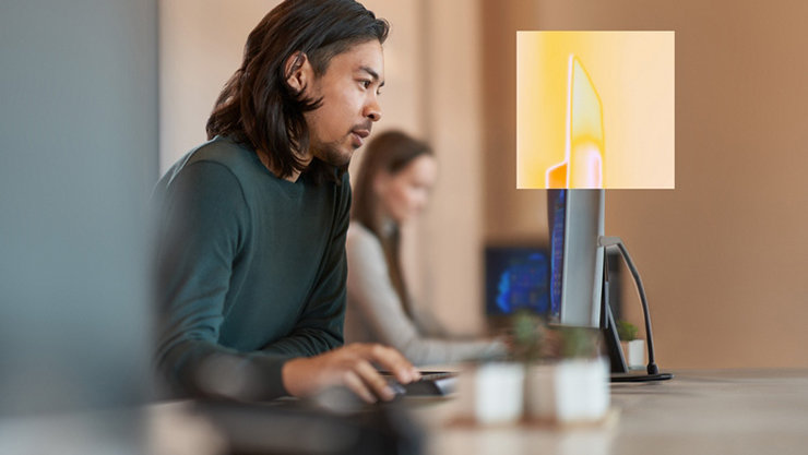 オフィスでパソコンに向かう男性。