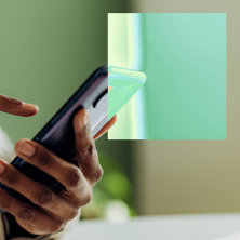 スマートフォンを操作する手。