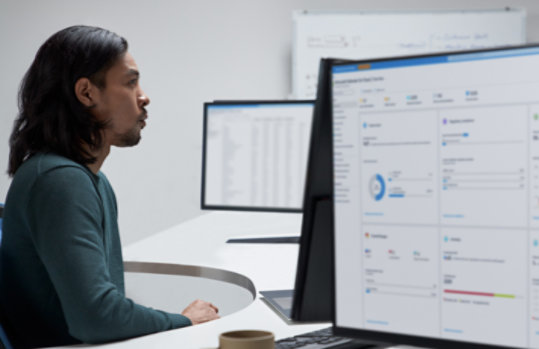 セキュリティ運用センターで働いているセキュリティ担当者。