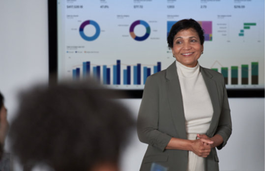 CISO(最高情報セキュリティ責任者)は、会議室の設定でセキュリティのトピックについて取締役会に提示します。