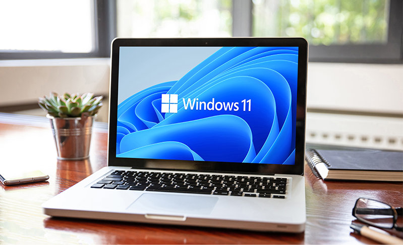 画面に Windows 11 のロゴが表示されたノート PC
