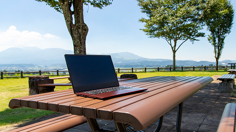 公園のテーブルに置かれたノート PC