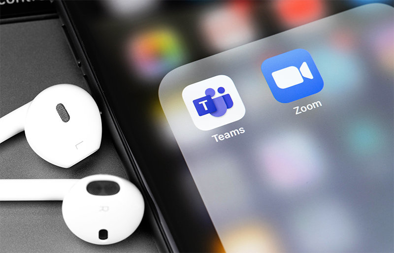 スマートフォンに表示された Microsoft Teams と Zoom のアイコン