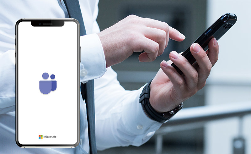 Microsoft Teams のアイコンが表示されたスマートフォンとスマートフォンを操作するビジネス パーソン