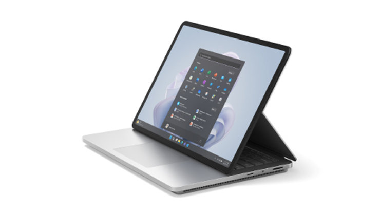 先生用 Surface パソコンを見る