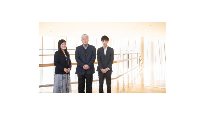 日本大学文理学部の明るい廊下でポーズをとる男女2人