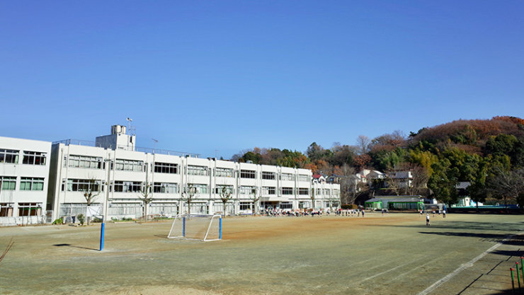 学校の校舎とグラウンド