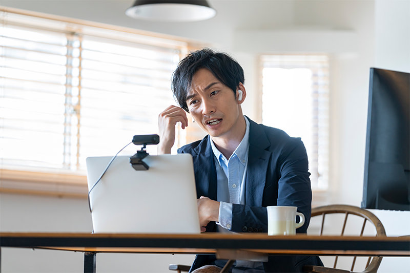 ノート PC でリモートワークをするビジネス パーソン