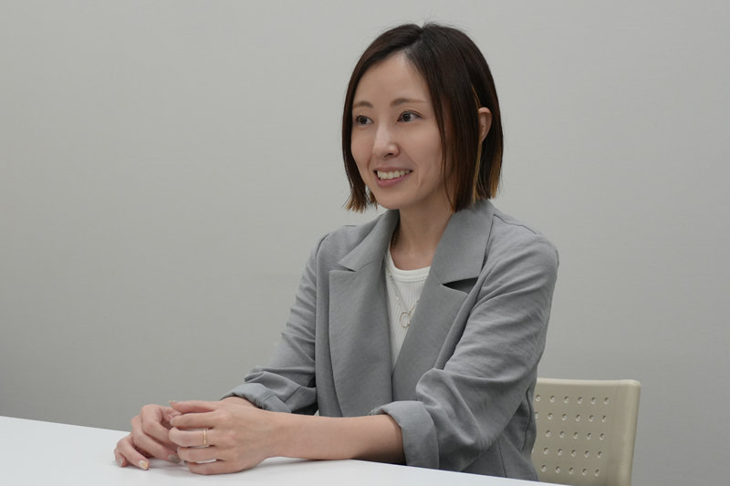 株式会社ユーザーサイド　営業推進課　課長　廣川 唯 氏座って右を見ている