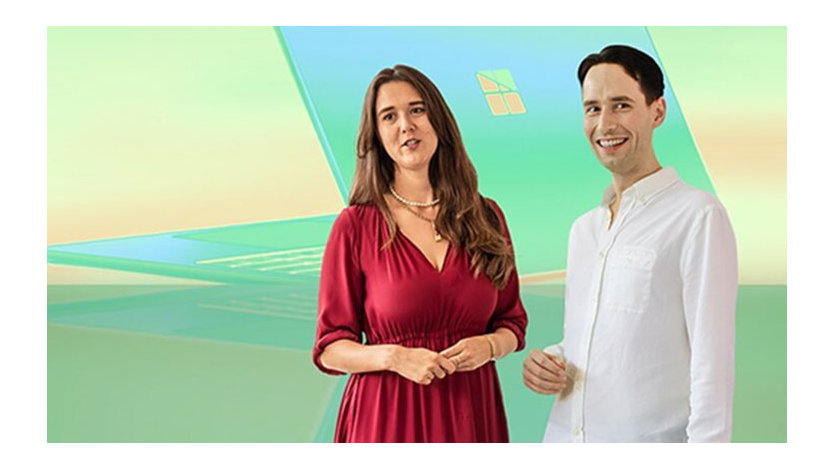 Frau und Mann stehen vor einem stilisierten Laptop mit Windows-Logo.