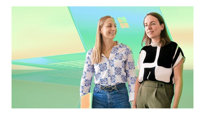 Zwei Frauen stehen vor einem stilisierten Laptop mit Windows-Logo.