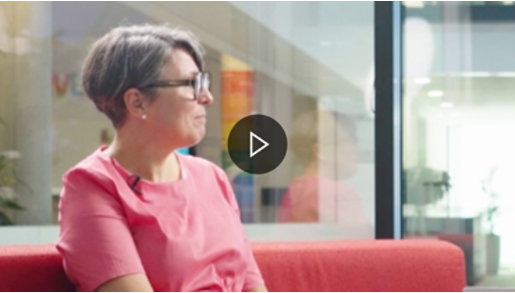 Seitenansicht einer Frau.