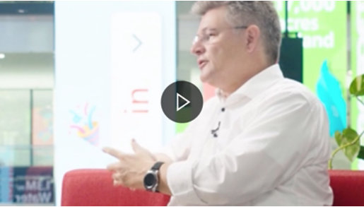 Seitenansicht eines Mannes.