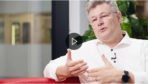 Ein Mann gestikuliert mit seinen Händen.