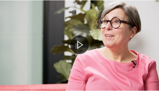 Eine Frau blickt nach links.