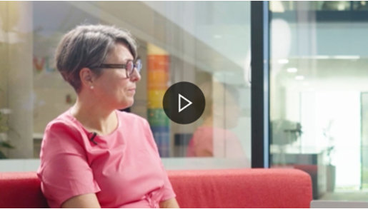 Seitenansicht einer Frau.