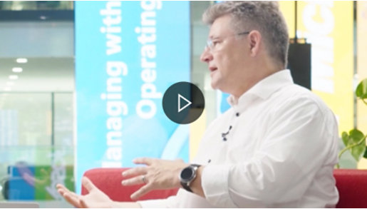 Seitenansicht eines Mannes.