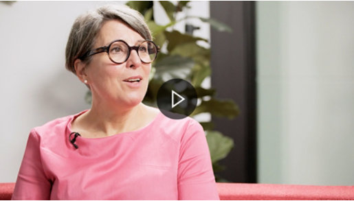 Eine Frau blickt nach rechts.