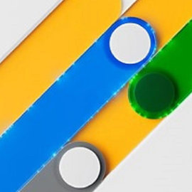 Drei diagonale Streifen in gelb, blau und grün