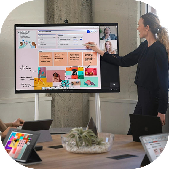 Eine Frau nimmt über einen Microsoft Surface Hub an einer Microsoft Teams Konferenz Teil.