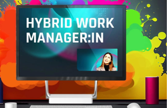 Grafiken von Monitor, Tastatur und Maus vor bunter Wand. Auf dem Monitor steht Hybrid Work Manager : IN.